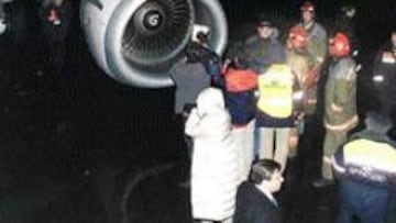 INSPECCIÓN DE LOS BOMBEROS. Equipos de retén de bomberos y mecánicos del aeropuerto de Moscú evaluaron el alcance de la avería del avión que trasladaba al Madrid.