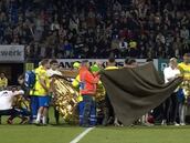 Un portero del fútbol neerlandés recibe un golpe en la cabeza y se desploma: registro impactante