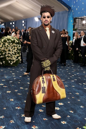 Bad Bunny posa en la alfombra roja de la MET Gala 2025.