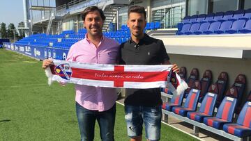 Juan Carlos, en su presentación como nuevo jugador del Huesca.