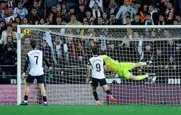 Luis Rioja, tras una gran jugada avanzando desde el costado derecho, lanza un misil con la izquierda y el baln se estrella en la escuadra derecha de la portera de Thibaut Courtois.