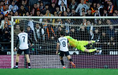 Luis Rioja, tras una gran jugada avanzando desde el costado derecho, lanza un misil con la izquierda y el balón se estrella en la escuadra derecha de la portería de Thibaut Courtois.