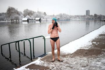 Decenas de vuelos han tenido que ser cancelados por un intenso temporal de nieve en la capital inglesa. La nieve ha venido acompañada por un gélida niebla que ha provocado temperaturas de -10ºC.