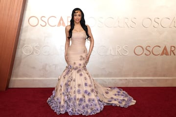 Kristy Sarah Scott posa en la alfombra roja del Dolby Theatre.