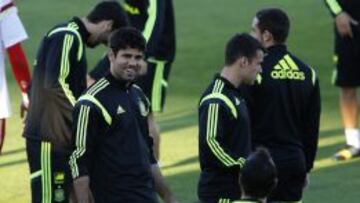 CHARLA Y GIMNASIO. Diego Costa volvió a concentrarse con la Selección. El delantero salió al campo, escuchó la charla de Vicente del Bosque y después se fue el gimnasio, como todos los que tuvieron partido el domingo. Para ellos hubo trabajo de recuperación y gimnasio.