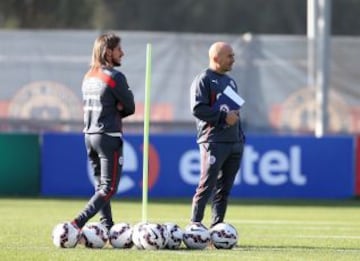 Sebastián Beccacece y Jorge Sampaoli miran a sus dirigidos.