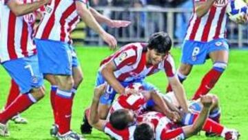 <b>VALIOSO. </b>Agüero y Sinama se abrazan a Antonio López tras marcar éste el tercer gol ante el Villarreal.