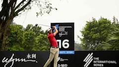 El golfista español David Puig golpea una bola durante el International Series Macau en el Macau Golf and Country Club.