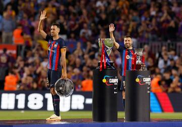 Sergio Busquets y Jordi Alba con los trofeos conquistados en la temporada 22-23, LaLiga y la Supercopa de España.