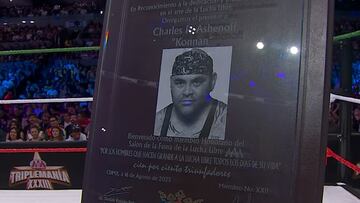 Esta es la placa que Konnan recibió en Triplemanía XXXIII.