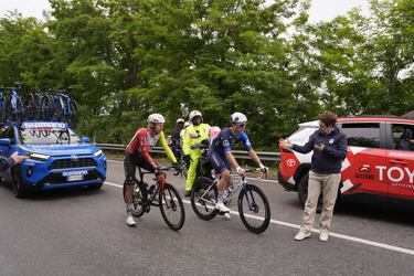 Carrera neutralizada tras una caída durante la sexta etapa del Giro de Italia, de Potenza a Nápoles.