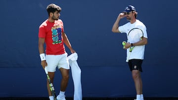 NEW YORK, NEW YORK - AUGUST 23: Carlos Alcaraz of Spain with his coach Juan Carlos Ferrero as he takes a break during a practice session ahead of the US Open at USTA Billie Jean King National Tennis Center on August 23, 2025 in New York City. Clive Brunskill/Getty Images/AFP (Photo by CLIVE BRUNSKILL / GETTY IMAGES NORTH AMERICA / Getty Images via AFP)