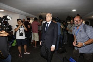 Florentino Pérez, presidente del Real Madrid, en la capilla ardiente de José Antonio Reyes en el estadio Sánchez Pizjuán.