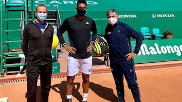 El tenista canadiense Felix Auger-Aliassime posa junto a Frederic Fontang y Toni Nadal en el Masters 1.000 de Montecarlo de 2021.