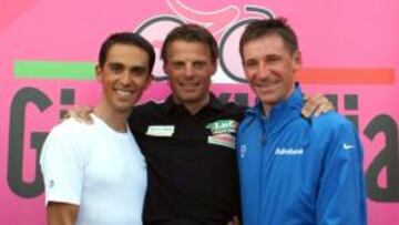 <b>ASPIRANTES. </b>Di Luca, sostenido en brazos por Contador y Menchov.