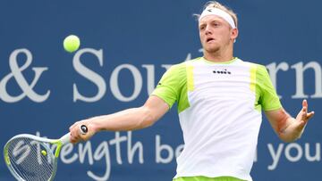 El tenista español Alejandro Davidovich devuelve una bola durante su partido ante Hubert Hurkacz en el Western & Southern Open, el Masters 1.000 de Cincinnati, en el Lindner Family Tennis Center de Mason, Ohio.