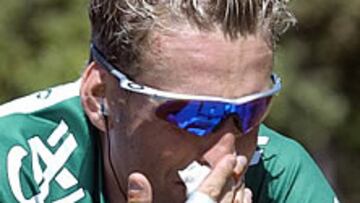 <B>ABANDONO.</B> Christophe Moreau ha tenido que abandonar el Tour de Francia tras la caída en los primeros kilómetros de la decimoquinta etapa.