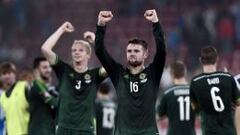 Jugadores de Irlanda del Norte celebran la victoria