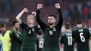 Jugadores de Irlanda del Norte celebran la victoria
