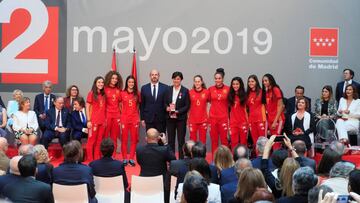 El presidente en funciones de la Comunidad de Madrid, Pedro Rollán, entregó la medalla de plata de la Comunidad de Madrid a la selección femenina de fútbol sub-17