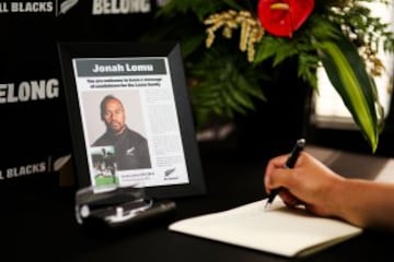 Libro de condolencias por la muerte de Jonah Lomu.