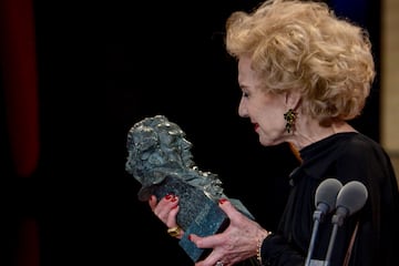 Marisa Paredes recibió el Goya de Honor en la 32.ª edición de los premios del cine español. 