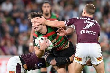 El partido de la NRL, la Liga Nacional de Rugby australiana, entre los Rabbitohs de South Sidney y los Manly Sea Eagles se salda con victoria para los primeros (36-16). En la imagen, el jugador de los Rabbitohs Cameron Murray es detenido de forma poco ortodoxa mientras conduce el balón en el Suncorp Stadium de Brisbane, Australia.