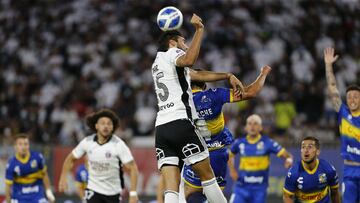 Futbol, Colo Colo vs Everton.
Fecha 1, campeonato Nacional 2022.
El jugador de Colo Colo Emiliano Amor, centro, juega el balón contra Everton durante el partido de primera division realizado en el estadio Monumental de Santiago, Chile.
06/
