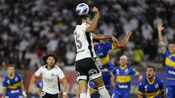 Futbol, Colo Colo vs Everton.
 Fecha 1, campeonato Nacional 2022.
 El jugador de Colo Colo Emiliano Amor, centro, juega el bal&Atilde;&sup3;n contra Everton durante el partido de primera division realizado en el estadio Monumental de Santiago, Chile.
 06/