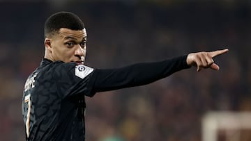 Paris Saint-Germain's French forward #07 Kylian Mbappe reacts during the French L1 football match between RC Lens and Paris Saint-Germain (PSG) at Stade Bollaert-Delelis in Lens, northern France on January 14, 2024. (Photo by Sameer Al-Doumy / AFP)