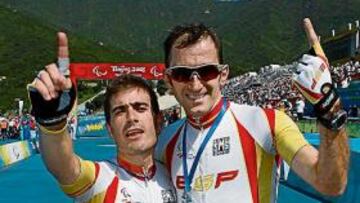 <b>ESPAÑA DOMINA EN CICLISMO. </b>Los corredores César Neira y Javier Otxoa celebran sus oros.