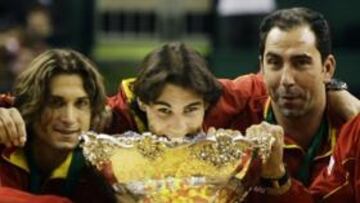 LOS CAMPEONES
<b>DEL AÑO 2009</b> La última vez que Nadal, Ferrer, Feliciano y Verdasco jugaron juntos en tierra fue en la final del 2009 en el Sant Jordi. Y Chequia se llevó un 5-0. Rafa tiene un balance en individuales de 16-1. Sólo perdió en su debut en 2004 con Novak.