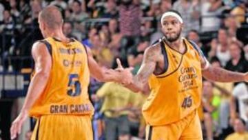 <b>SU NUEVO EQUIPO. </b>McDonald choca la mano con Augustine.