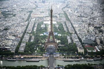 Vista aérea de la torre Eiffel durante la durante la ceremonia de apertura de los Juegos Olímpicos de París 2024.