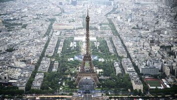 Vista aérea de la torre Eiffel durante la durante la ceremonia de apertura de los Juegos Olímpicos de París 2024.