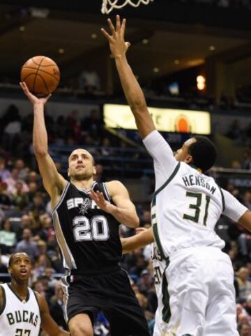 Manu Ginobili lanza ante John Henson.