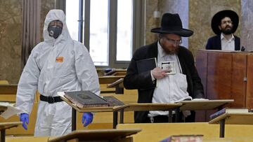 (FILES) In this file photo taken on April 02, 2020 an Israeli police officer, dressed in protective outfit, enters a Yeshiva (Jewish educational institution for studies of traditional religious texts), in the Israeli city of Bnei Brak during a control to insure that social distancing measures imposed by Israeli authorities meant to curb the spread of the novel coronavirus are being respected. - Israel registered almost 3000 cases of Covid on September 2, 2020. The ultra-Orthodox seems to be in the heart of the crisis (Photo by JACK GUEZ / AFP)
