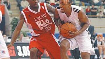 <b>EN RACHA. </b>Louis Bullock, vigilado en esta acción por Gomis, ratificó su buen momento de forma.