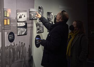 Más de 150 fotografías del Archivo Regional de la Comunidad de Madrid y decenas de objetos construyen esta exposición, gratuita, que abre sus puertas en la Sala El Águila hasta el 13 de febrero. Por ella han pasado ya 3.500 espectadores.