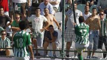 <b>EX BÉTICO Y GOLEADOR. </b>Juanlu remata a puerta para que luego Casto acabe de certificar el 0-1, gol de la victoria levantinista.