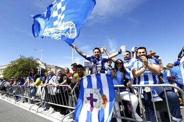 Cientos de seguidores recibieron el autobús del Deportivo de La Coruña a su llegada al estadio de Riazor.