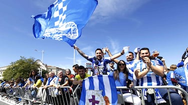 Cientos de seguidores recibieron el autobús del Deportivo de La Coruña a su llegada al estadio de Riazor.