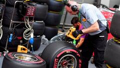 Un ingeniero de Pirelli trabajando con los neumáticos.