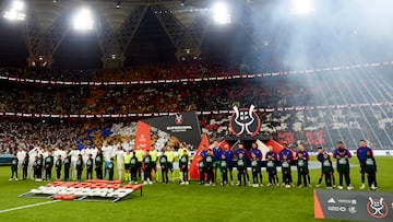 Imagen de las alineaciones del Madrid y el Barça en Yeda.