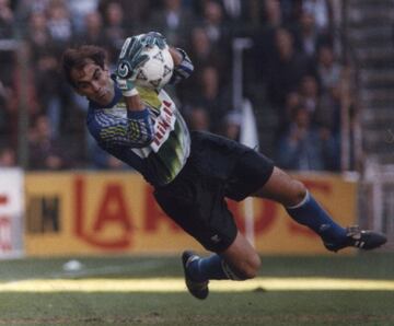 Andoni Cedrún Ibarra nació en Durango (Vizcaya) el 5 de junio de 1960. Portero. 1,98 de estatura. Diestro. Poco académico y con deficiente juego de pies, pero valiente y muy intuitivo debajo de los palos. Se inició en la Cultural de Durango, de donde pasó al Bilbao Athletic antes de ascender al Athletic de Bilbao (1981-84). Tras medio año cedido en el Cádiz fichó por el Real Zaragoza por 22,5 millones de pesetas (135.542 euros). En el club aragonés jugó 12 temporadas (1984-96) y 361 partidos oficiales, para apurar su último fútbol en el Logroñés en la campaña 1996-97. Internacional sub 20 y sub 21.
Palmarés: dos Ligas (1982-83 y 1983-84), dos Copas  (1986 y 1994) y una Recopa (1995).
Disputó cinco partidos de la Recopa de 1995, incluida la final.
