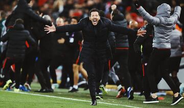 Celebraci¨®n de Diego Pablo Simeone en un gol del conjunto rojiblanco ante el Liverpool durante un encuentro de Champions League.