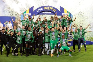 AMDEP1949. IBAGUÉ (COLOMBIA), 26/06/2022.- Jugadores de Atlético Nacional celebran con el trofeo de campeón de la Primera División de fútbol colombiano tras vencer a Deportes Tolima hoy, en el estadio Manuel Murillo Toro en Ibagué (Colombia). EFE/Mauricio Dueñas Castañeda
