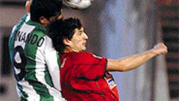 <b>PROTAGONISTA</B>. Fernando se anticipa a Jauregui en el primer gol. Más tarde, decidió el duelo.