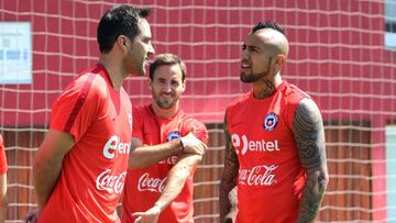 CH20- SANTIAGO DE CHILE (CHILE), 11/11/2016.- Fotografía cedida por la Asociación Nacional de Fútbol Profesional de Chile (ANFP) de los jugadores de la selección de fútbol de Chile, Claudio Bravo (i), José Pedro Fuenzalida (c) y Arturo Vidal (d) hoy, viernes 11 de noviembre de 2016, en un entrenamiento en el Complejo Deportivo Juan Pinto Durán en Santiago de Chile (Chile), previo al encuentro con Uruguay por las eliminatorias a Rusia 2018. EFE/COMUNICACIONES ANFP/CARLOS PARRA/SOLO USO EDITORIAL/NO ARCHIVO/NO VENTAS