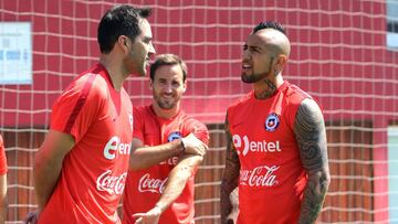 CH20- SANTIAGO DE CHILE (CHILE), 11/11/2016.- Fotograf&iacute;a cedida por la Asociaci&oacute;n Nacional de F&uacute;tbol Profesional de Chile (ANFP) de los jugadores de la selecci&oacute;n de f&uacute;tbol de Chile, Claudio Bravo (i), Jos&eacute; Pedro Fuenzalida (c) y Arturo Vidal (d) hoy, viernes 11 de noviembre de 2016, en un entrenamiento en el Complejo Deportivo Juan Pinto Dur&aacute;n en Santiago de Chile (Chile), previo al encuentro con Uruguay por las eliminatorias a Rusia 2018. EFE/COMUNICACIONES ANFP/CARLOS PARRA/SOLO USO EDITORIAL/NO ARCHIVO/NO VENTAS